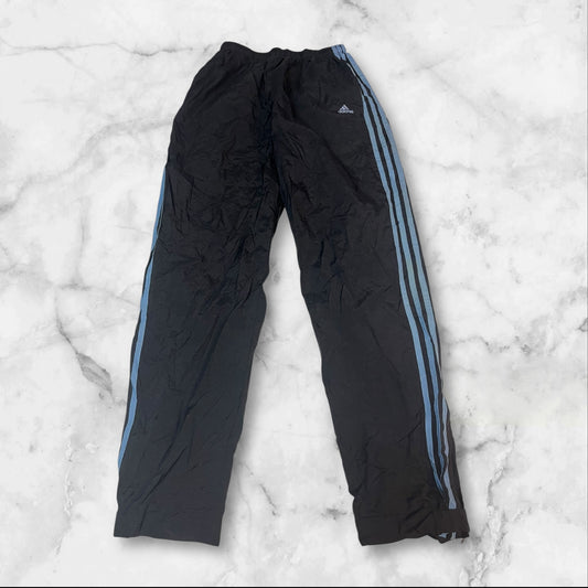 Entdecke unsere Vintage Track Pants von Nike und anderen Marken, erhältlich bei Valuxery.de - Dein Shop für trendige Vintage - Kleidung. Unsere Track Pants sind aus hochwertigen Materialien und