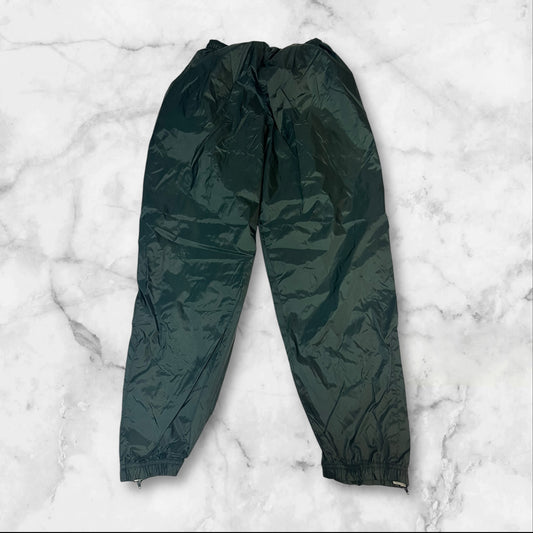 Entdecke unsere Vintage Track Pants von Nike und anderen Marken, erhältlich bei Valuxery.de - Dein Shop für trendige Vintage - Kleidung. Unsere Track Pants sind aus hochwertigen Materialien und