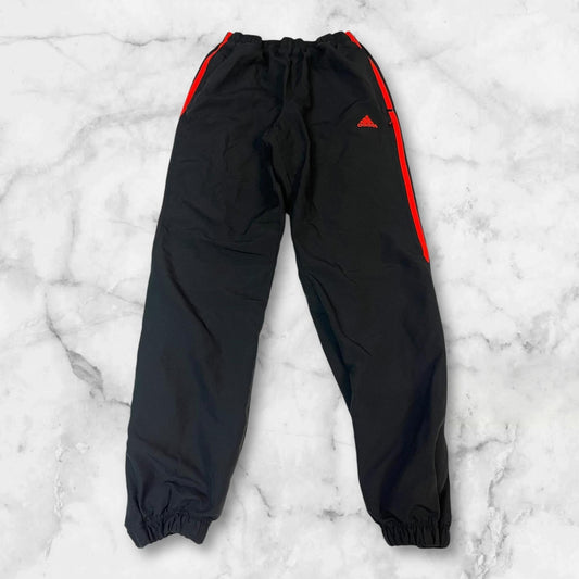 Entdecke unsere Vintage Track Pants von Nike und anderen Marken, erhältlich bei Valuxery.de - Dein Shop für trendige Vintage - Kleidung. Unsere Track Pants sind aus hochwertigen Materialien und