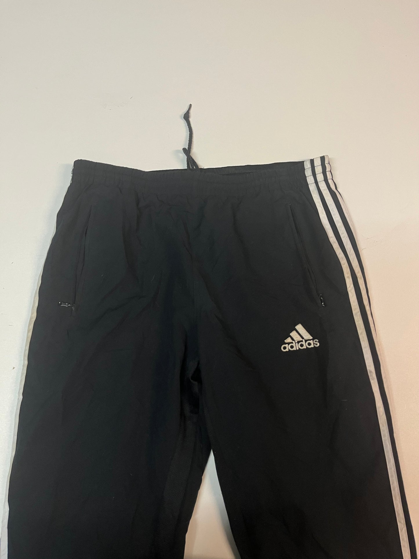 Entdecke unsere Vintage Track Pants von Nike und anderen Marken, erhältlich bei Valuxery.de - Dein Shop für trendige Vintage - Kleidung. Unsere Track Pants sind aus hochwertigen Materialien und