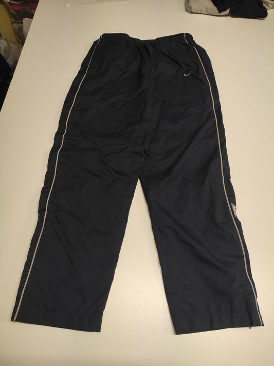 Entdecke unsere Vintage Track Pants von Nike und anderen Marken, erhältlich bei Valuxery.de - Dein Shop für trendige Vintage - Kleidung. Unsere Track Pants sind aus hochwertigen Materialien und