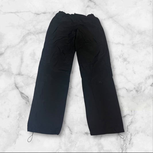Entdecke unsere Vintage Track Pants von Nike und anderen Marken, erhältlich bei Valuxery.de - Dein Shop für trendige Vintage - Kleidung. Unsere Track Pants sind aus hochwertigen Materialien und