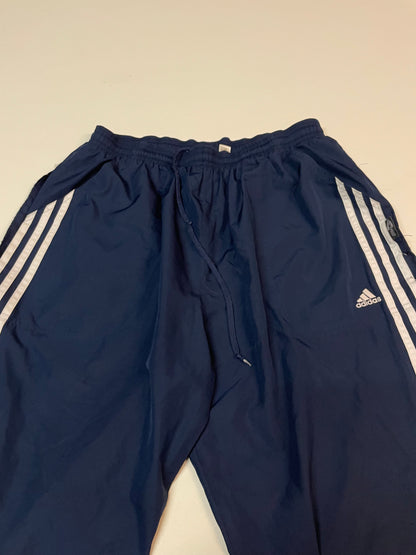 Entdecke unsere Vintage Track Pants von Nike und anderen Marken, erhältlich bei Valuxery.de - Dein Shop für trendige Vintage - Kleidung. Unsere Track Pants sind aus hochwertigen Materialien und