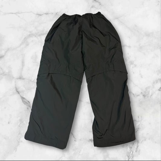 Entdecke unsere Vintage Track Pants von Nike und anderen Marken, erhältlich bei Valuxery.de - Dein Shop für trendige Vintage - Kleidung. Unsere Track Pants sind aus hochwertigen Materialien und