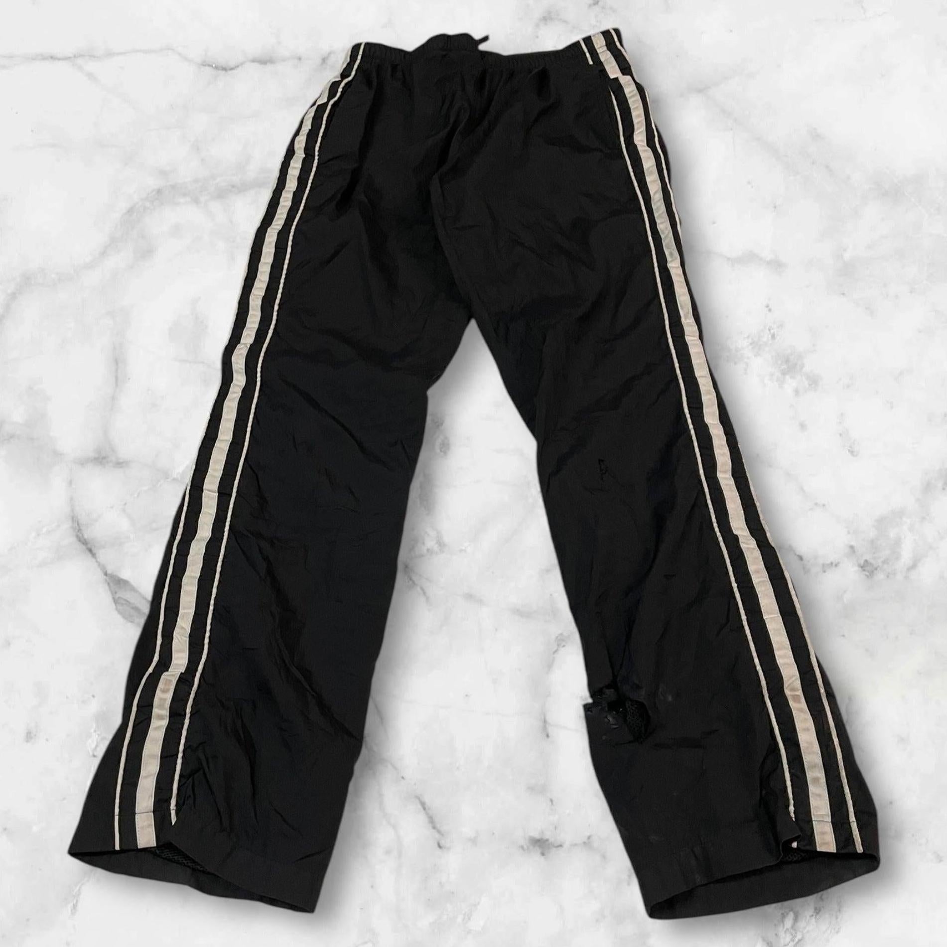Entdecke unsere Vintage Track Pants von Nike und anderen Marken, erhältlich bei Valuxery.de - Dein Shop für trendige Vintage - Kleidung. Unsere Track Pants sind aus hochwertigen Materialien und