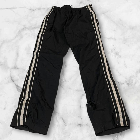 Entdecke unsere Vintage Track Pants von Nike und anderen Marken, erhältlich bei Valuxery.de - Dein Shop für trendige Vintage - Kleidung. Unsere Track Pants sind aus hochwertigen Materialien und
