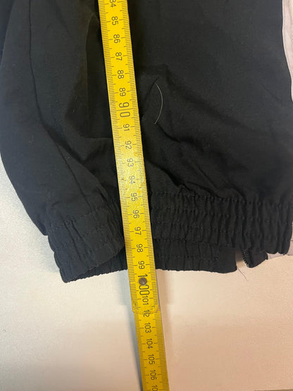 Entdecke unsere Vintage Track Pants von Nike und anderen Marken, erhältlich bei Valuxery.de - Dein Shop für trendige Vintage - Kleidung. Unsere Track Pants sind aus hochwertigen Materialien und