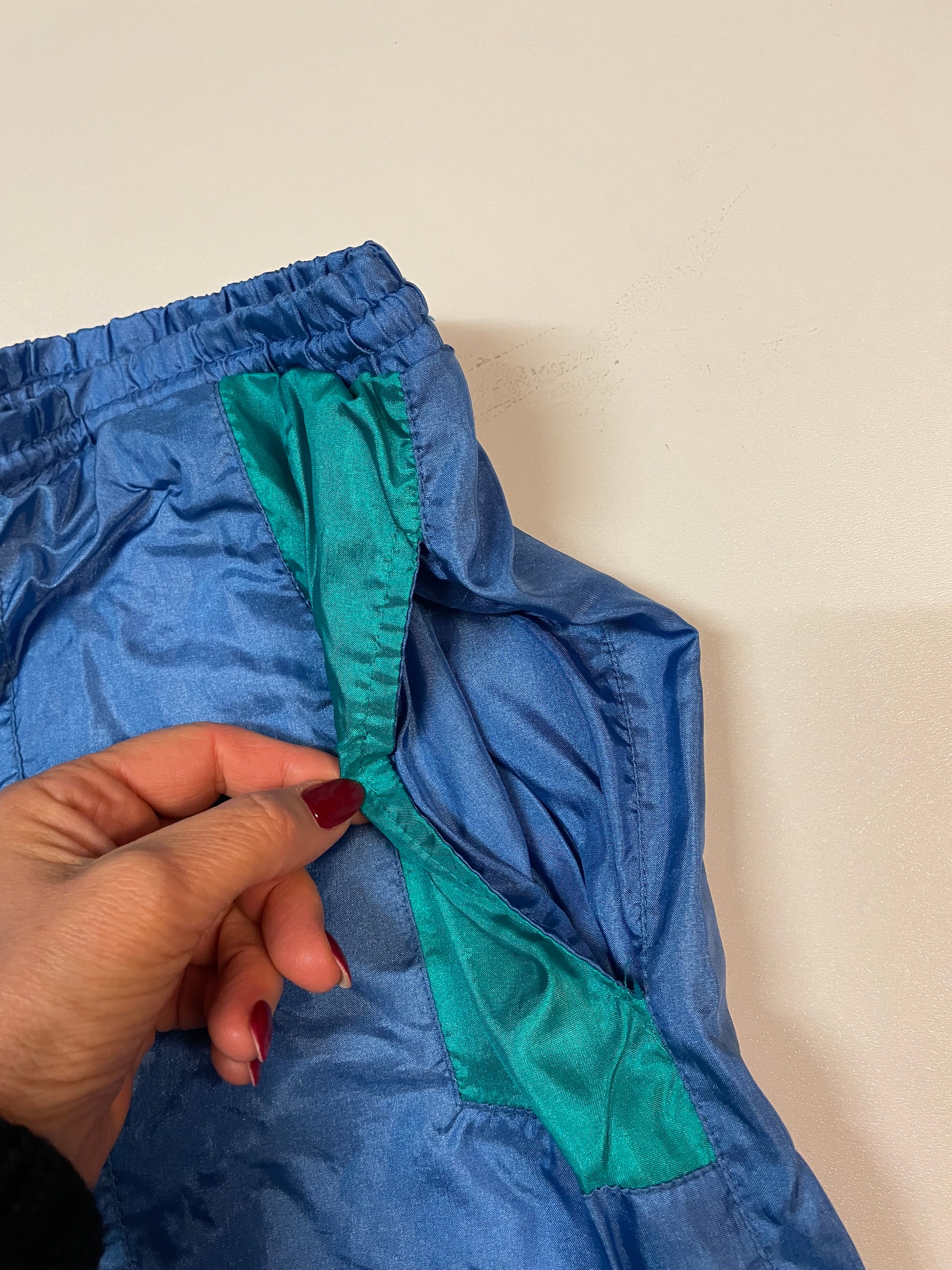Entdecke unsere Vintage Track Pants von Nike und anderen Marken, erhältlich bei Valuxery.de - Dein Shop für trendige Vintage - Kleidung. Unsere Track Pants sind aus hochwertigen Materialien und