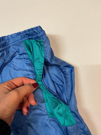Entdecke unsere Vintage Track Pants von Nike und anderen Marken, erhältlich bei Valuxery.de - Dein Shop für trendige Vintage - Kleidung. Unsere Track Pants sind aus hochwertigen Materialien und