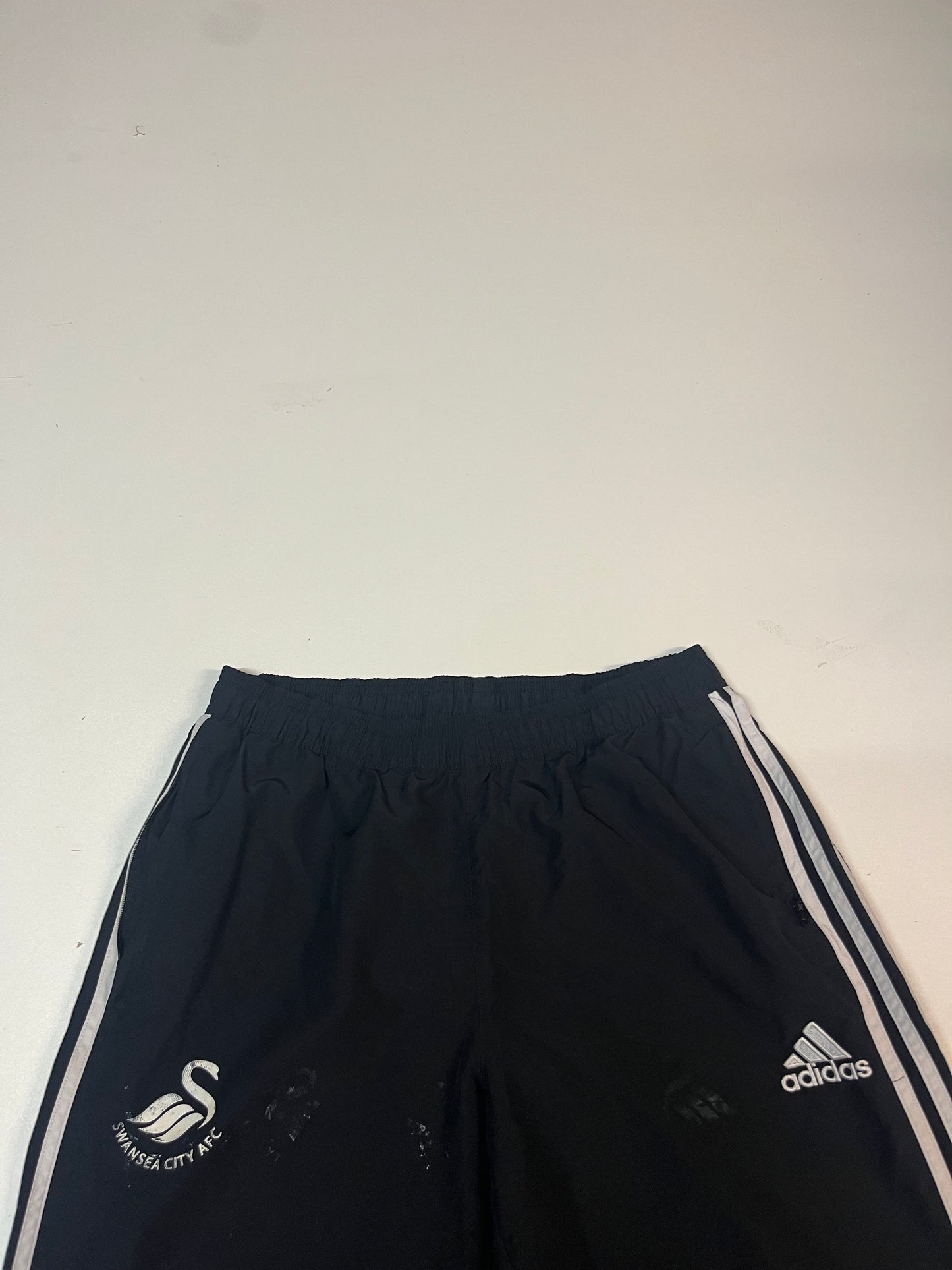 Entdecke unsere Vintage Track Pants von Nike und anderen Marken, erhältlich bei Valuxery.de - Dein Shop für trendige Vintage - Kleidung. Unsere Track Pants sind aus hochwertigen Materialien und