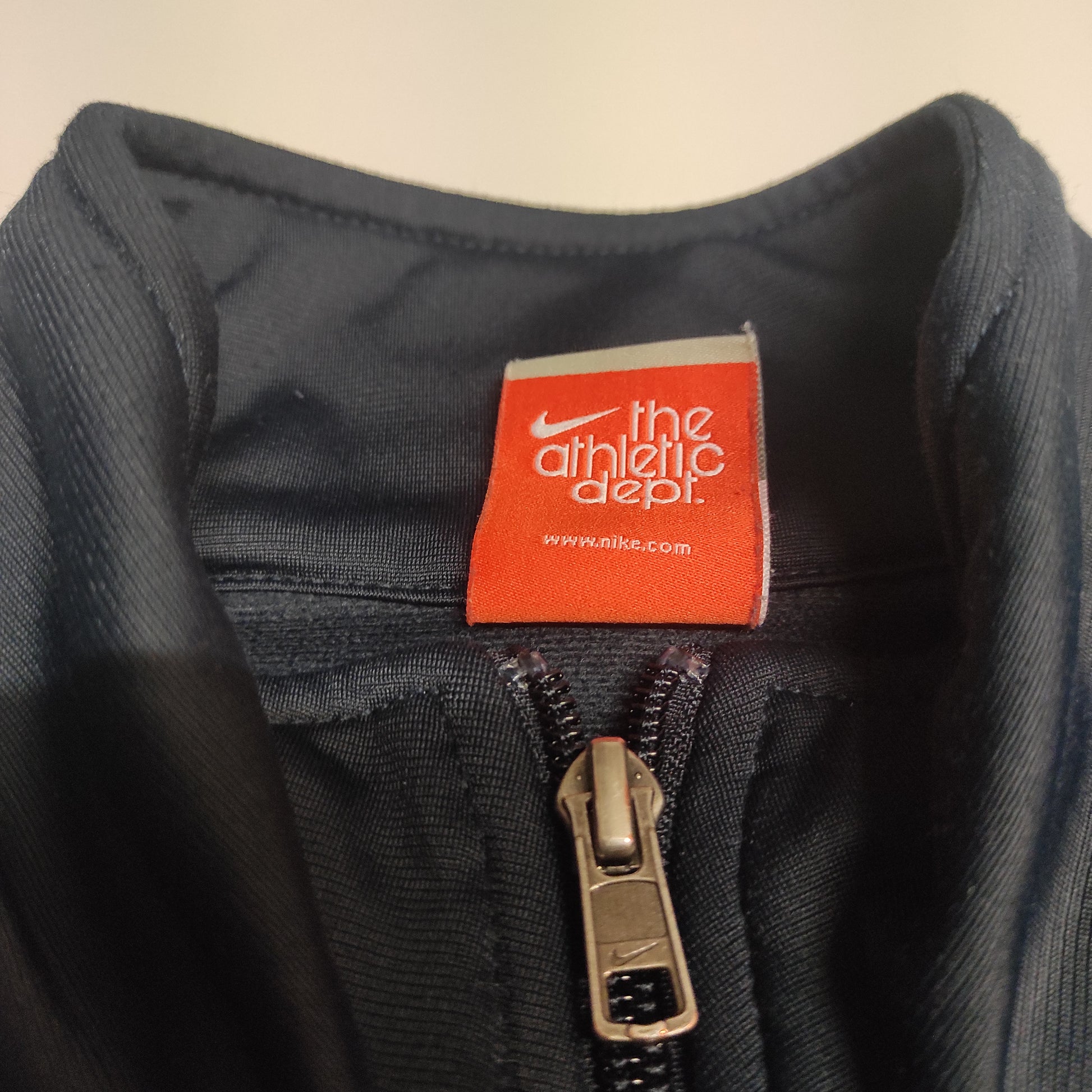 Entdecke unsere Vintage Track Pants von Nike und anderen Marken, erhältlich bei Valuxery.de - Dein Shop für trendige Vintage - Kleidung. Unsere Track Pants sind aus hochwertigen Materialien und