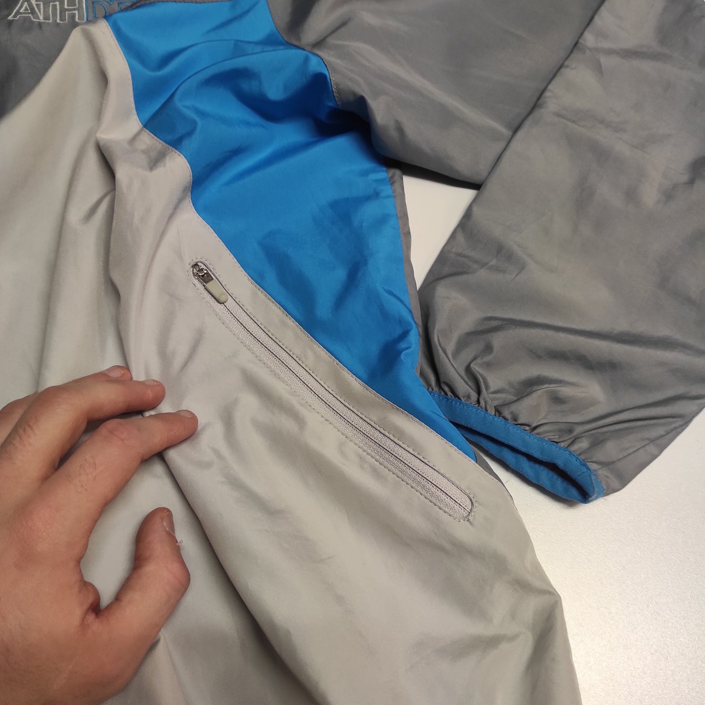 Entdecke unsere Vintage Track Pants von Nike und anderen Marken, erhältlich bei Valuxery.de - Dein Shop für trendige Vintage - Kleidung. Unsere Track Pants sind aus hochwertigen Materialien und