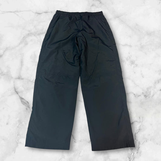 Entdecke unsere Vintage Track Pants von Nike und anderen Marken, erhältlich bei Valuxery.de - Dein Shop für trendige Vintage - Kleidung. Unsere Track Pants sind aus hochwertigen Materialien und