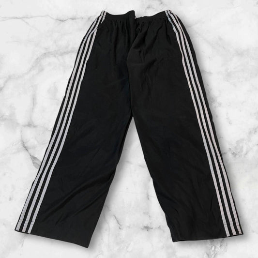 Entdecke unsere Vintage Track Pants von Nike und anderen Marken, erhältlich bei Valuxery.de - Dein Shop für trendige Vintage - Kleidung. Unsere Track Pants sind aus hochwertigen Materialien und