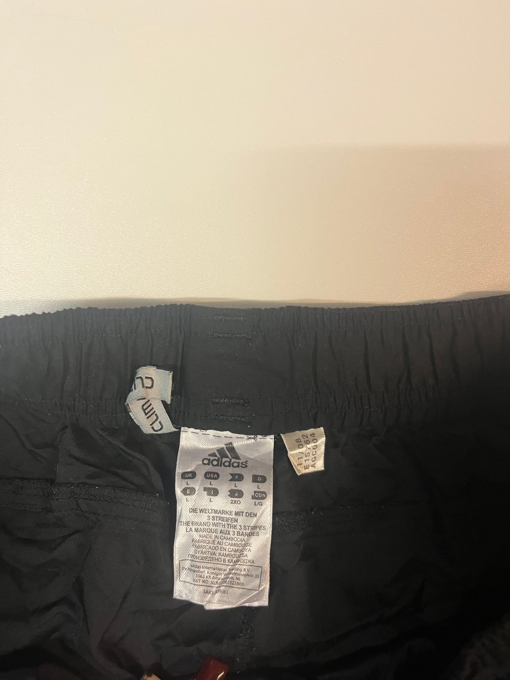 Entdecke unsere Vintage Track Pants von Nike und anderen Marken, erhältlich bei Valuxery.de - Dein Shop für trendige Vintage - Kleidung. Unsere Track Pants sind aus hochwertigen Materialien und