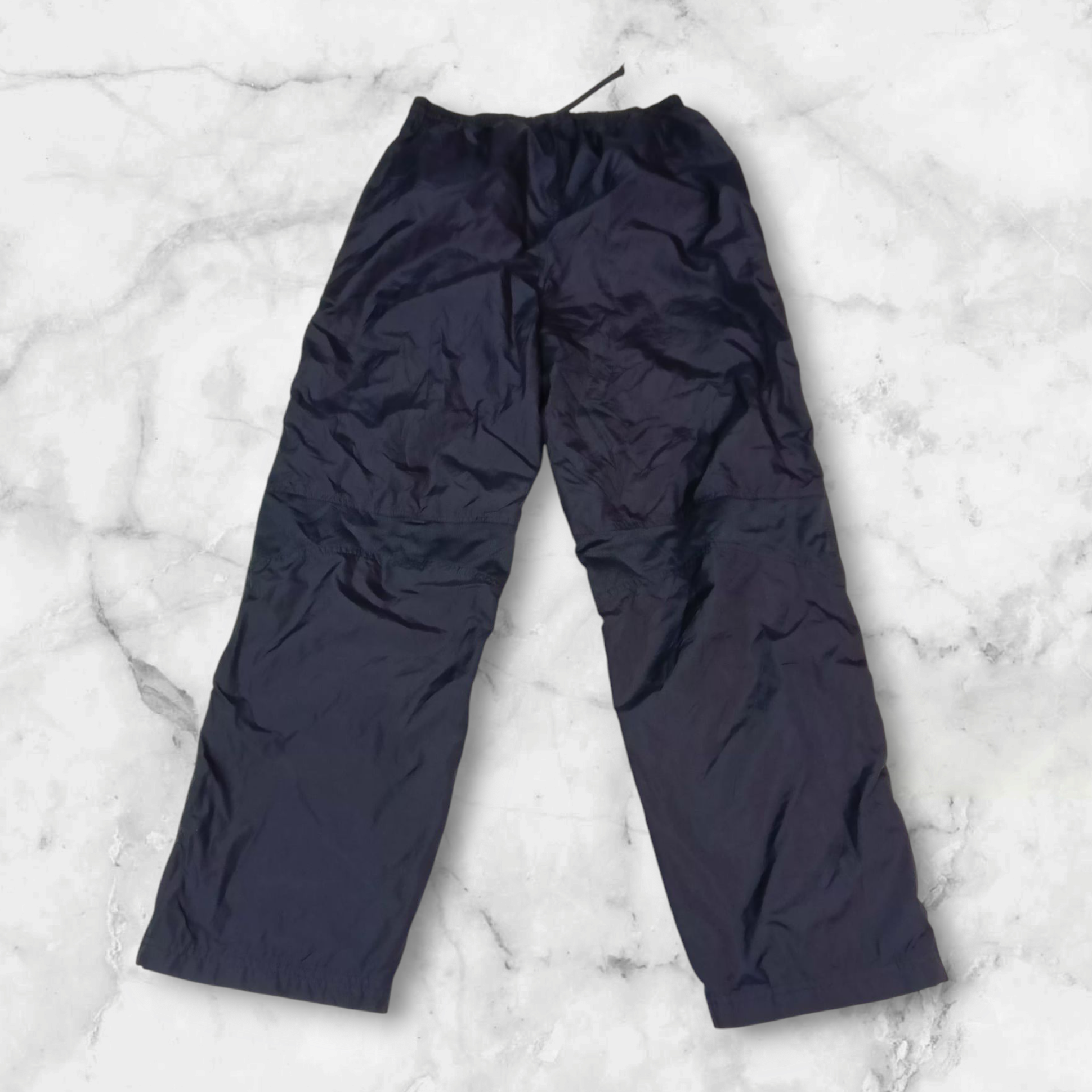 Entdecke unsere Vintage Track Pants von Nike und anderen Marken, erhältlich bei Valuxery.de - Dein Shop für trendige Vintage - Kleidung. Unsere Track Pants sind aus hochwertigen Materialien und