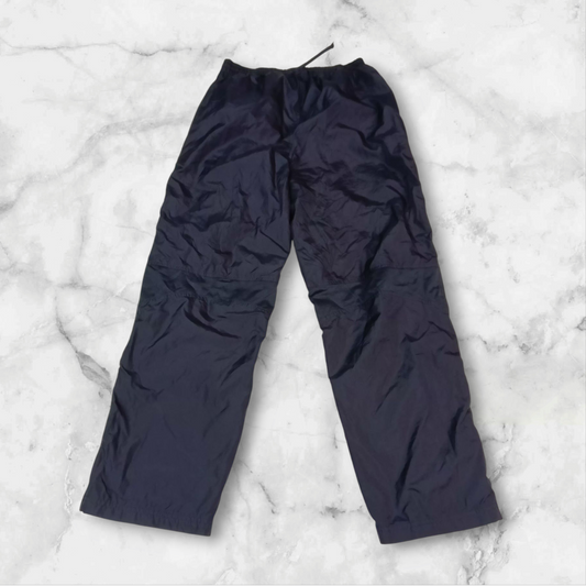 Entdecke unsere Vintage Track Pants von Nike und anderen Marken, erhältlich bei Valuxery.de - Dein Shop für trendige Vintage - Kleidung. Unsere Track Pants sind aus hochwertigen Materialien und