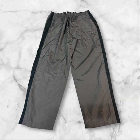 Entdecke unsere Vintage Track Pants von Nike und anderen Marken, erhältlich bei Valuxery.de - Dein Shop für trendige Vintage - Kleidung. Unsere Track Pants sind aus hochwertigen Materialien und