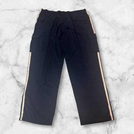 Entdecke unsere Vintage Track Pants von Nike und anderen Marken, erhältlich bei Valuxery.de - Dein Shop für trendige Vintage - Kleidung. Unsere Track Pants sind aus hochwertigen Materialien und