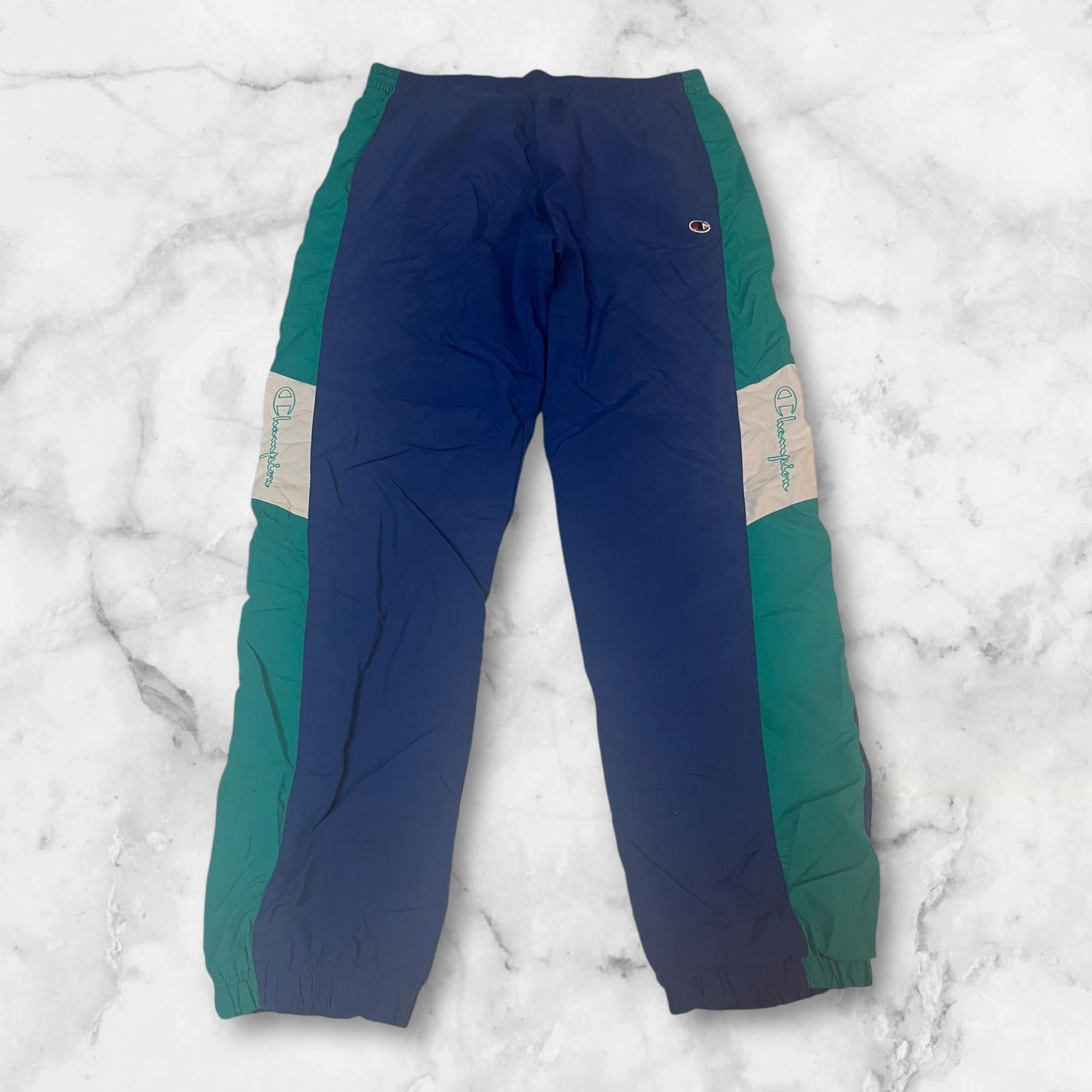 Entdecke unsere Vintage Track Pants von Nike und anderen Marken, erhältlich bei Valuxery.de - Dein Shop für trendige Vintage - Kleidung. Unsere Track Pants sind aus hochwertigen Materialien und