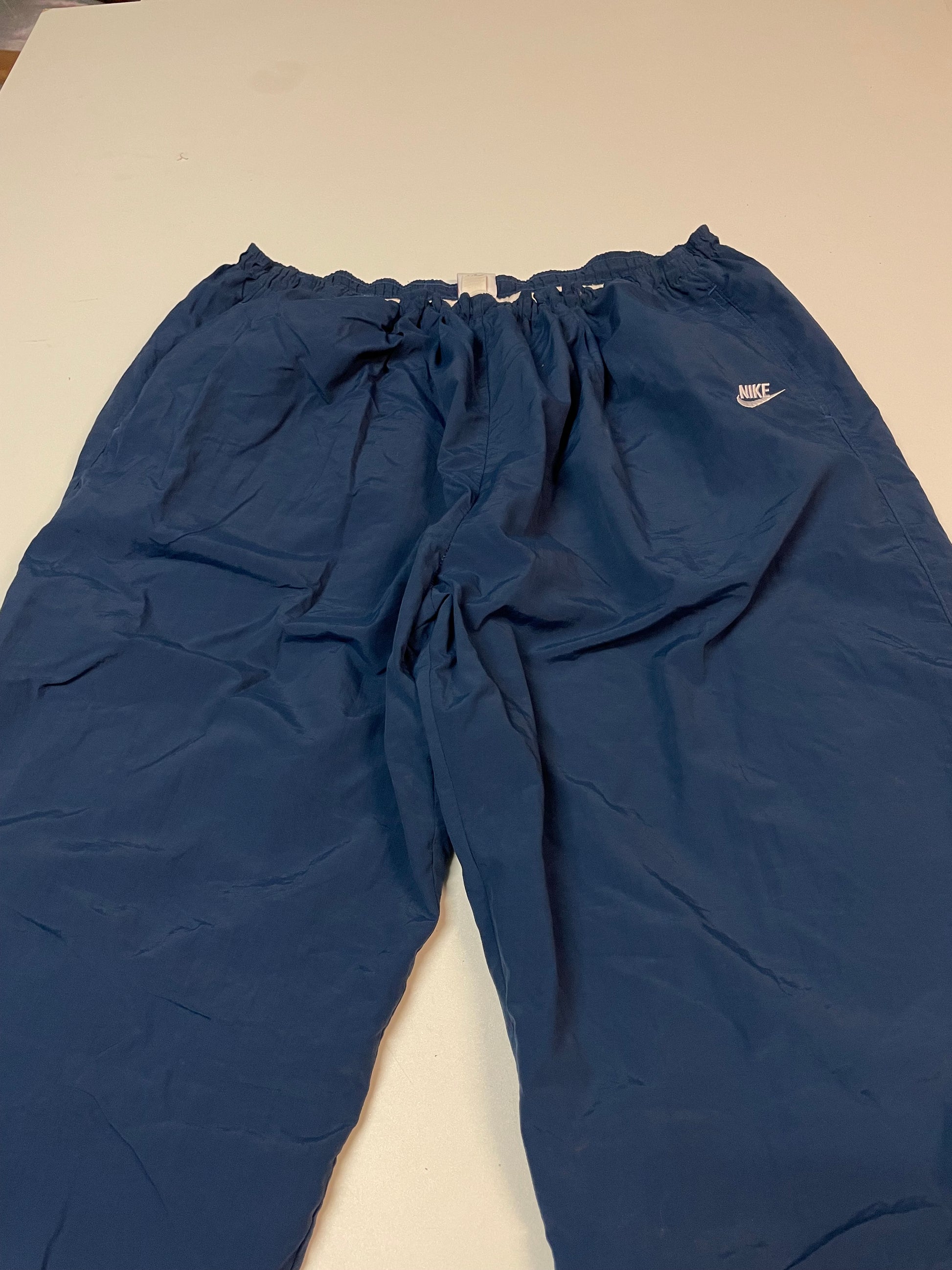Entdecke unsere Vintage Track Pants von Nike und anderen Marken, erhältlich bei Valuxery.de - Dein Shop für trendige Vintage - Kleidung. Unsere Track Pants sind aus hochwertigen Materialien und