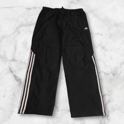 Entdecke unsere Vintage Track Pants von Nike und anderen Marken, erhältlich bei Valuxery.de - Dein Shop für trendige Vintage - Kleidung. Unsere Track Pants sind aus hochwertigen Materialien und