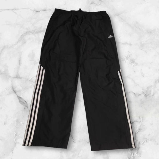 Entdecke unsere Vintage Track Pants von Nike und anderen Marken, erhältlich bei Valuxery.de - Dein Shop für trendige Vintage - Kleidung. Unsere Track Pants sind aus hochwertigen Materialien und