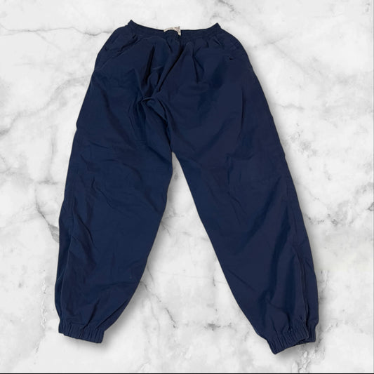 Entdecke unsere Vintage Track Pants von Nike und anderen Marken, erhältlich bei Valuxery.de - Dein Shop für trendige Vintage - Kleidung. Unsere Track Pants sind aus hochwertigen Materialien und