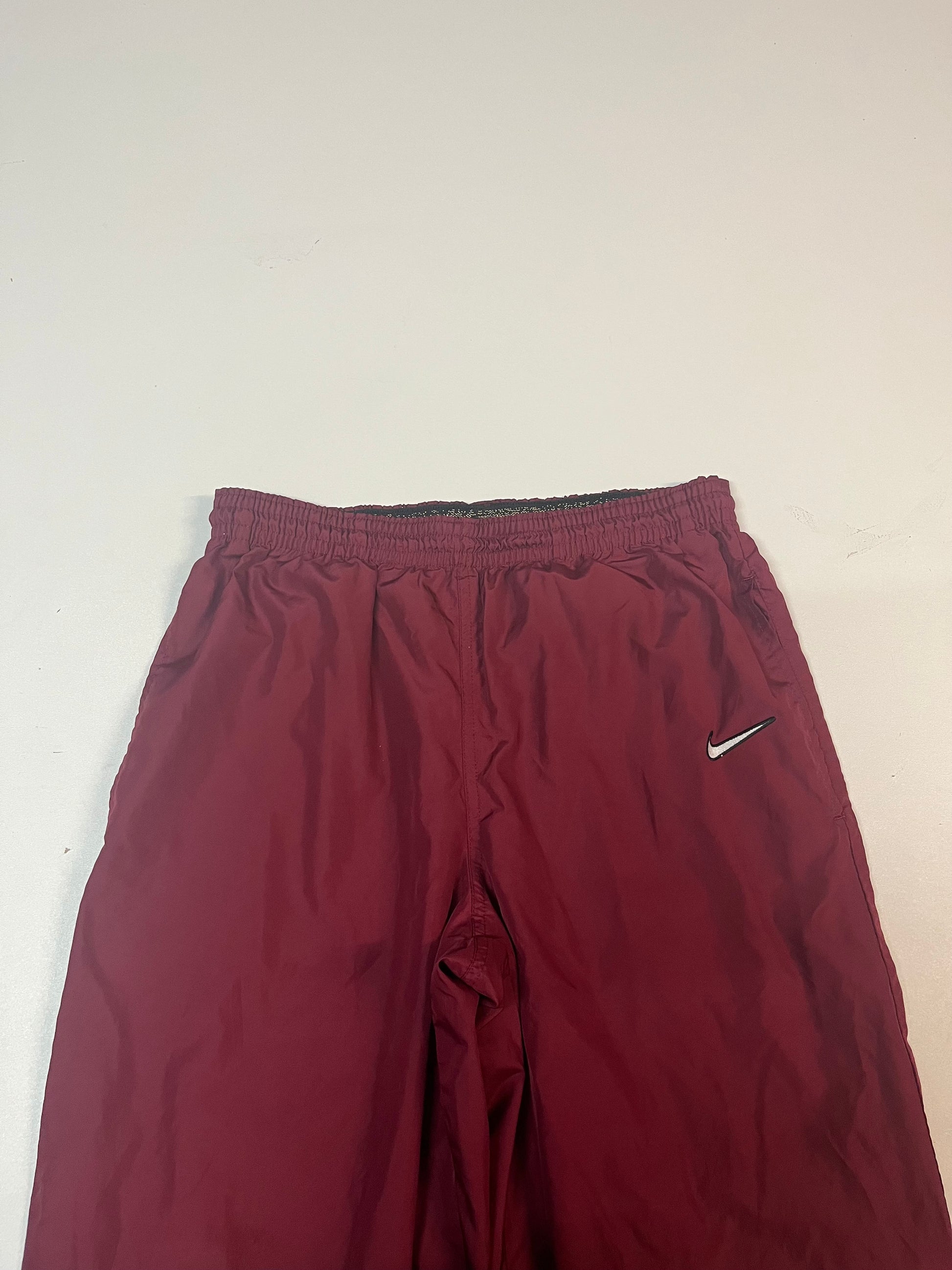 Entdecke unsere Vintage Track Pants von Nike und anderen Marken, erhältlich bei Valuxery.de - Dein Shop für trendige Vintage - Kleidung. Unsere Track Pants sind aus hochwertigen Materialien und