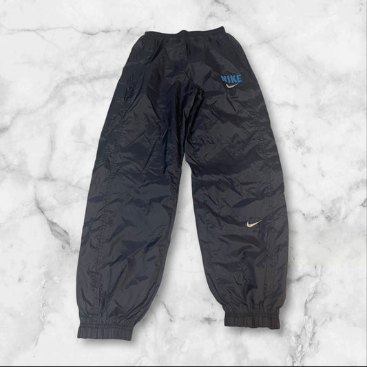 Entdecke unsere Vintage Track Pants von Nike und anderen Marken, erhältlich bei Valuxery.de - Dein Shop für trendige Vintage - Kleidung. Unsere Track Pants sind aus hochwertigen Materialien und