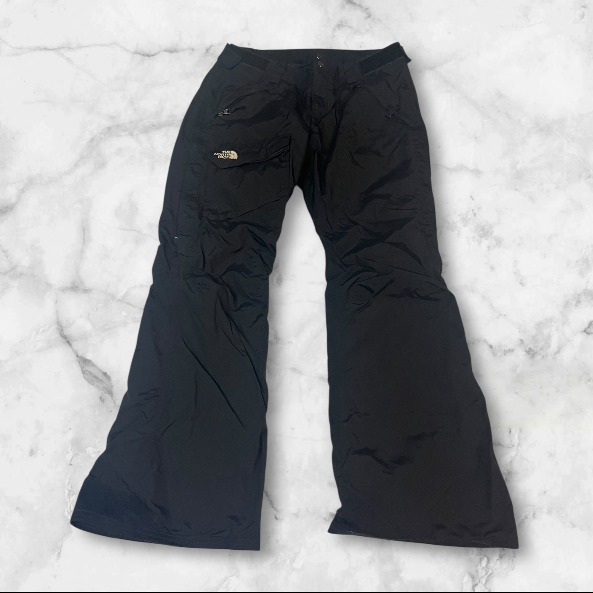 Entdecke unsere Vintage Track Pants von Nike und anderen Marken, erhältlich bei Valuxery.de - Dein Shop für trendige Vintage - Kleidung. Unsere Track Pants sind aus hochwertigen Materialien und