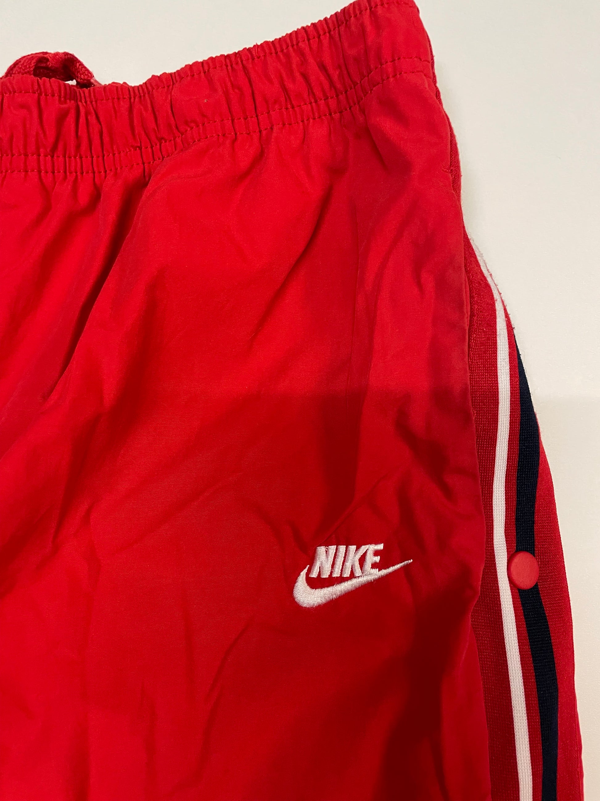 Entdecke unsere Vintage Track Pants von Nike und anderen Marken, erhältlich bei Valuxery.de - Dein Shop für trendige Vintage - Kleidung. Unsere Track Pants sind aus hochwertigen Materialien und