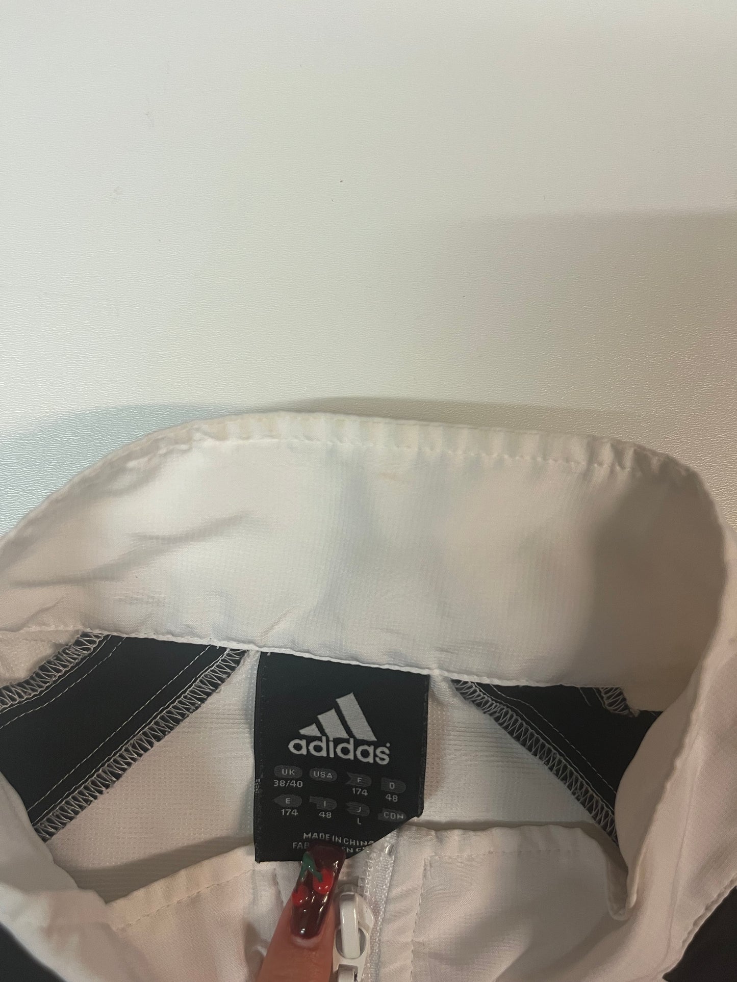 Entdecke unsere Vintage Track Pants von Nike und anderen Marken, erhältlich bei Valuxery.de - Dein Shop für trendige Vintage - Kleidung. Unsere Track Pants sind aus hochwertigen Materialien und