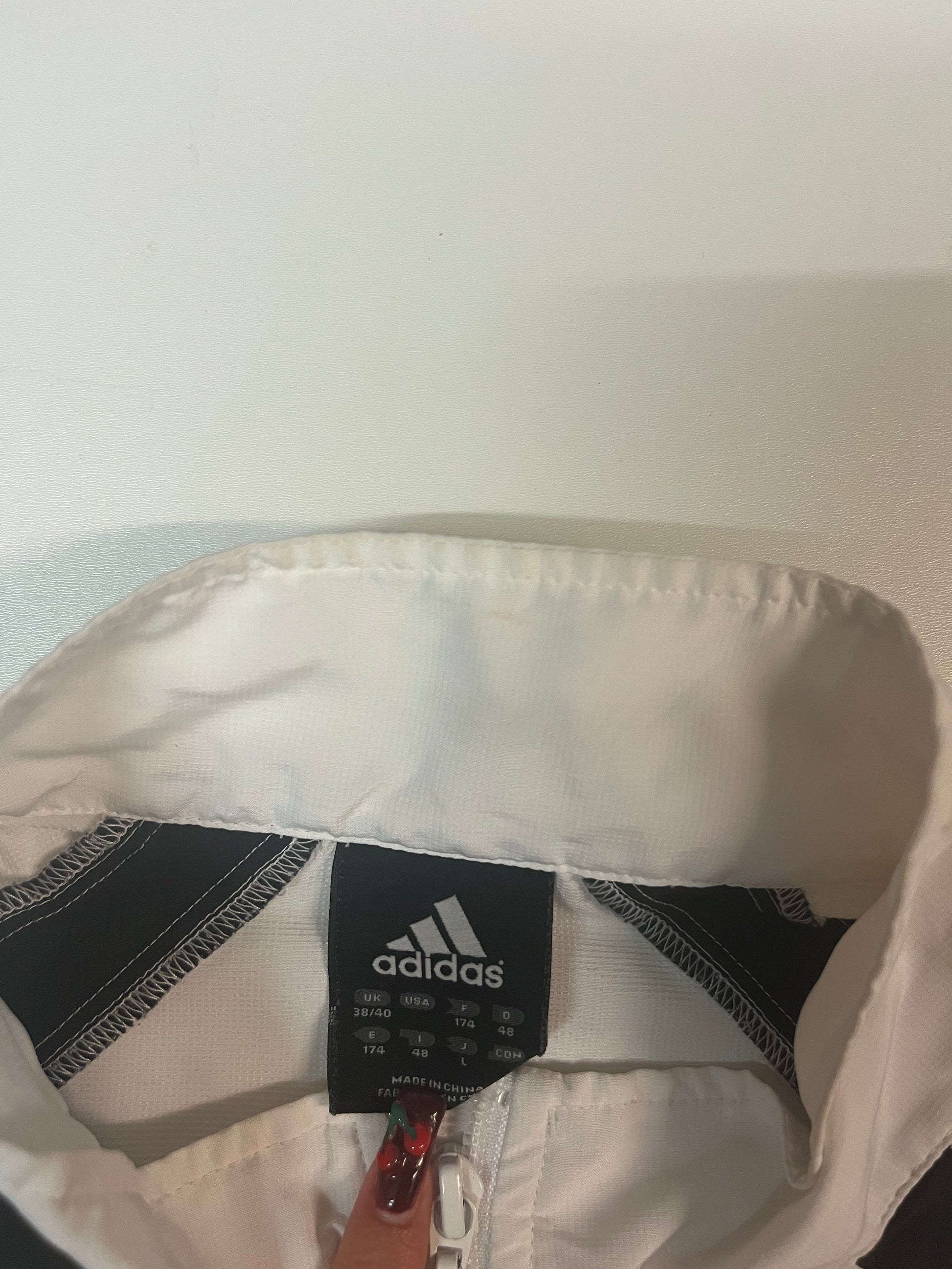 Entdecke unsere Vintage Track Pants von Nike und anderen Marken, erhältlich bei Valuxery.de - Dein Shop für trendige Vintage - Kleidung. Unsere Track Pants sind aus hochwertigen Materialien und