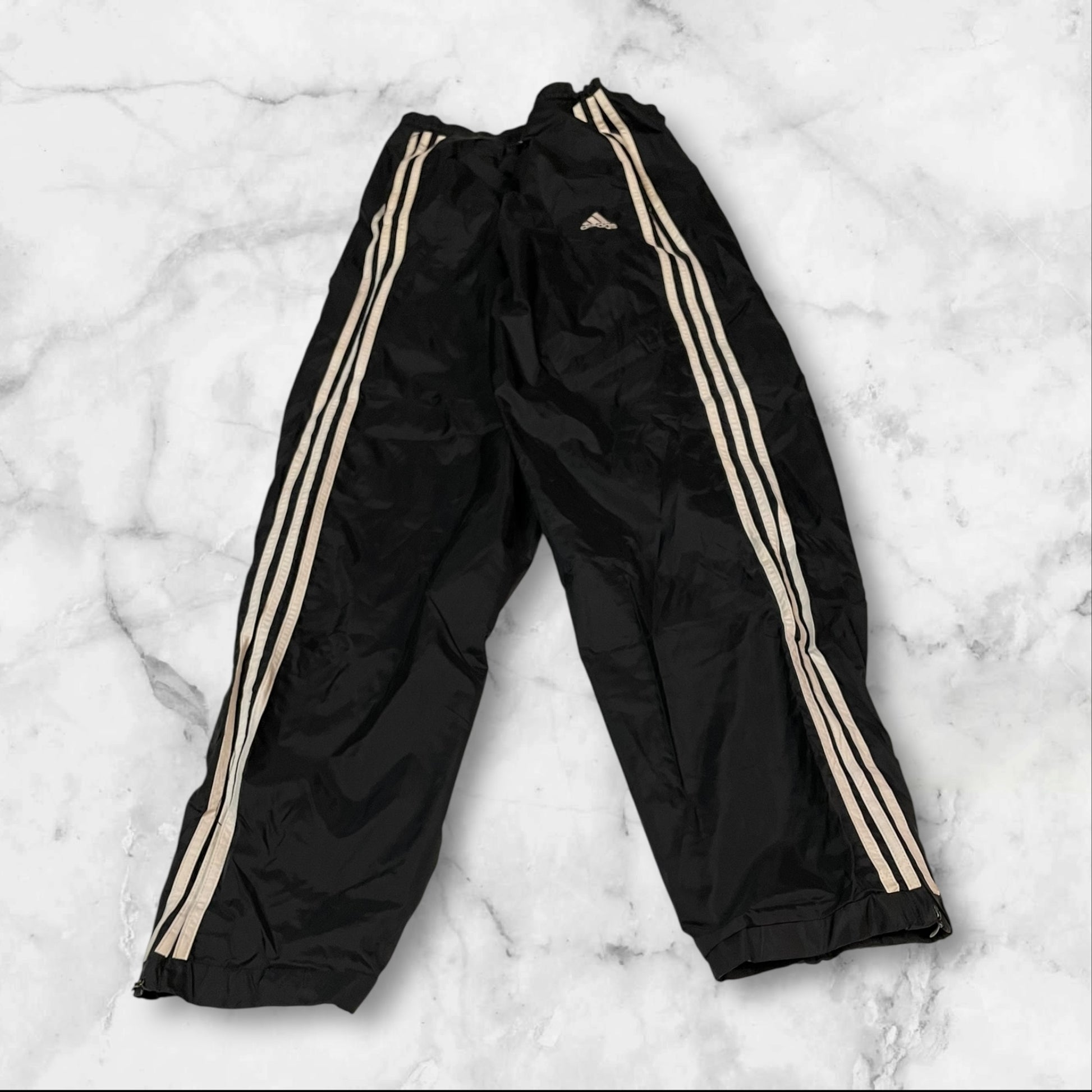 Entdecke unsere Vintage Track Pants von Nike und anderen Marken, erhältlich bei Valuxery.de - Dein Shop für trendige Vintage - Kleidung. Unsere Track Pants sind aus hochwertigen Materialien und