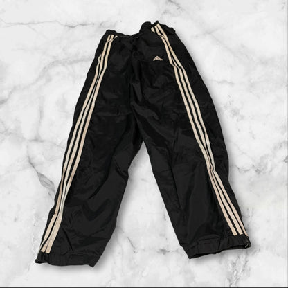 Entdecke unsere Vintage Track Pants von Nike und anderen Marken, erhältlich bei Valuxery.de - Dein Shop für trendige Vintage - Kleidung. Unsere Track Pants sind aus hochwertigen Materialien und