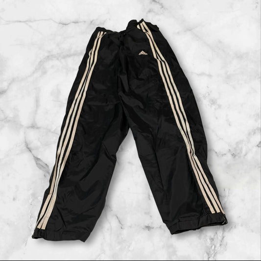 Entdecke unsere Vintage Track Pants von Nike und anderen Marken, erhältlich bei Valuxery.de - Dein Shop für trendige Vintage - Kleidung. Unsere Track Pants sind aus hochwertigen Materialien und