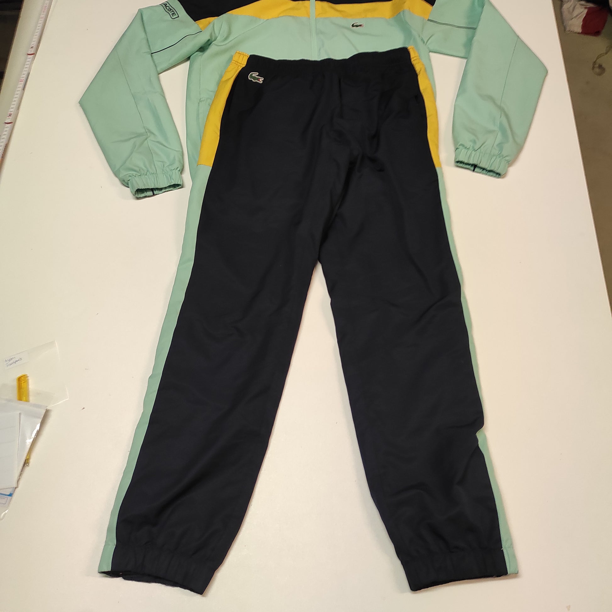 Entdecke unsere Vintage Track Pants von Nike und anderen Marken, erhältlich bei Valuxery.de - Dein Shop für trendige Vintage - Kleidung. Unsere Track Pants sind aus hochwertigen Materialien und