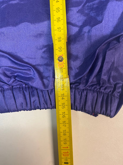 Entdecke unsere Vintage Track Pants von Nike und anderen Marken, erhältlich bei Valuxery.de - Dein Shop für trendige Vintage - Kleidung. Unsere Track Pants sind aus hochwertigen Materialien und