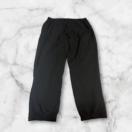 Entdecke unsere Vintage Track Pants von Nike und anderen Marken, erhältlich bei Valuxery.de - Dein Shop für trendige Vintage - Kleidung. Unsere Track Pants sind aus hochwertigen Materialien und