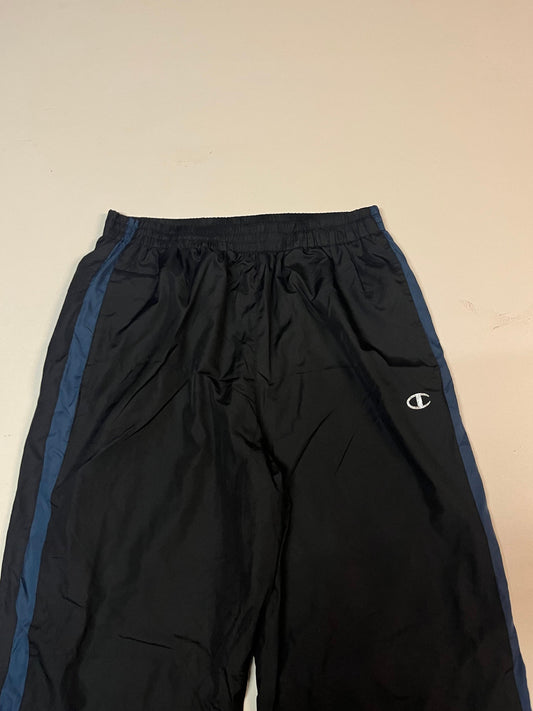 Entdecke unsere Vintage Track Pants von Nike und anderen Marken, erhältlich bei Valuxery.de - Dein Shop für trendige Vintage - Kleidung. Unsere Track Pants sind aus hochwertigen Materialien und
