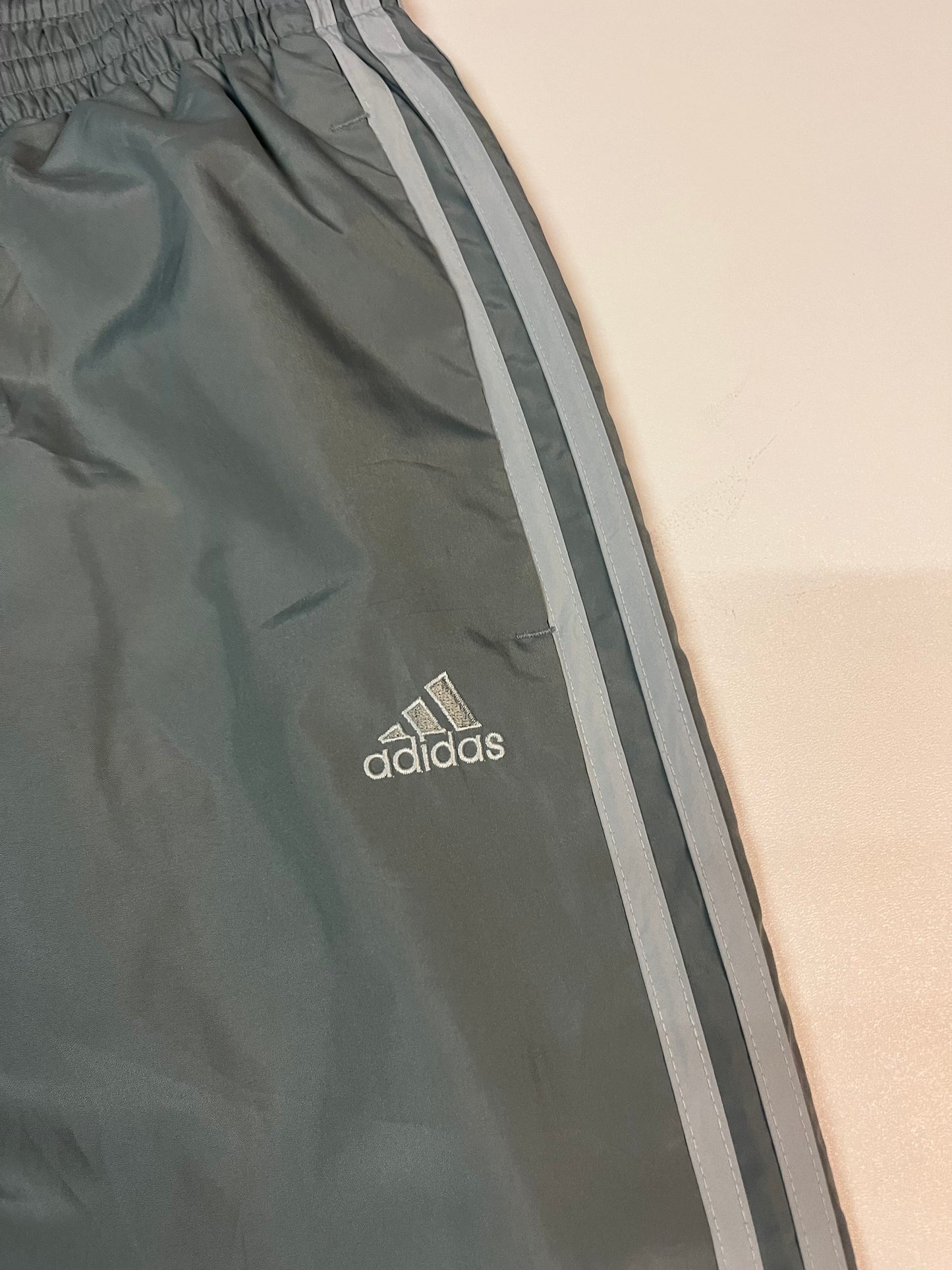 Entdecke unsere Vintage Track Pants von Nike und anderen Marken, erhältlich bei Valuxery.de - Dein Shop für trendige Vintage - Kleidung. Unsere Track Pants sind aus hochwertigen Materialien und