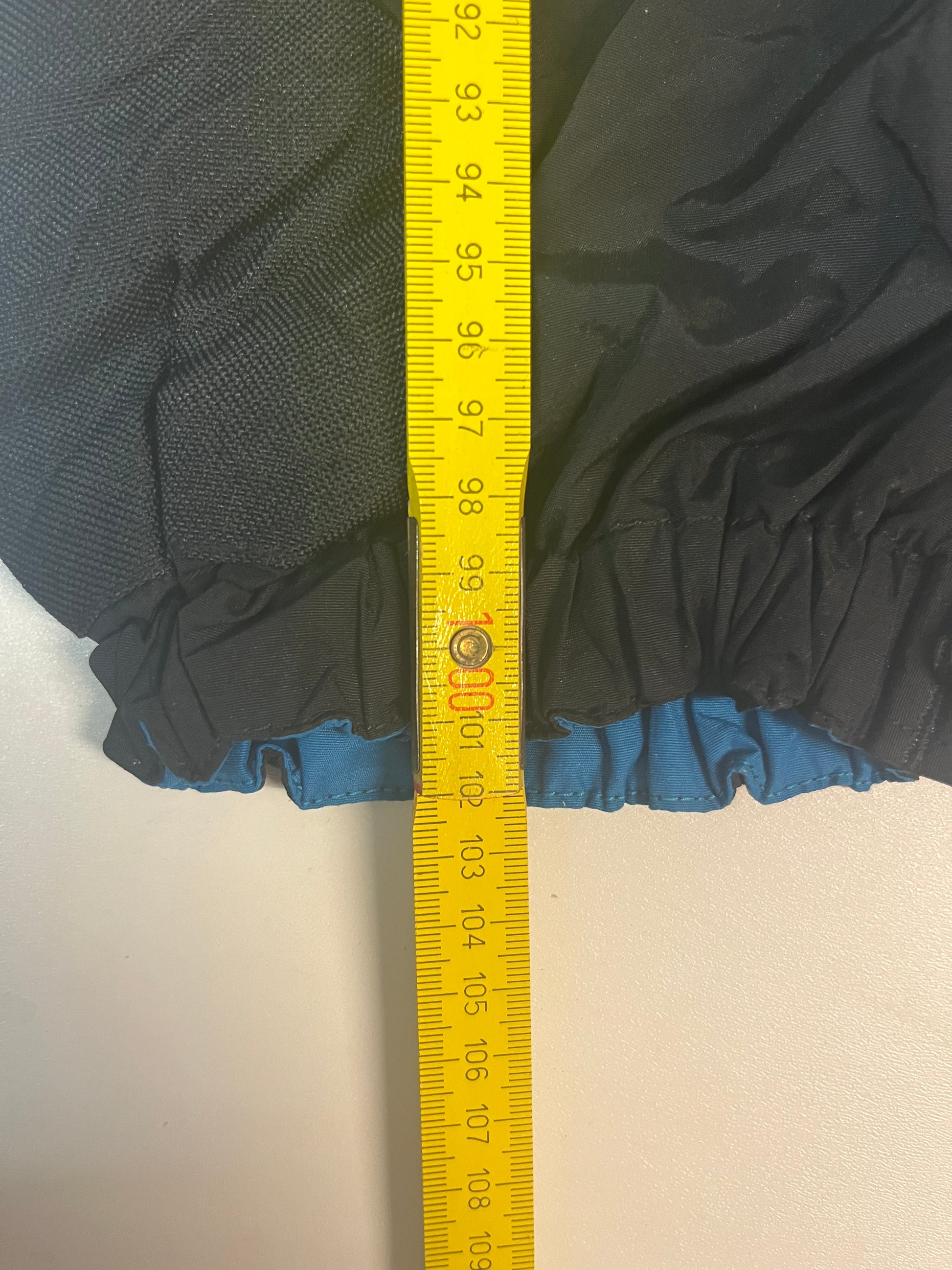 Entdecke unsere Vintage Track Pants von Nike und anderen Marken, erhältlich bei Valuxery.de - Dein Shop für trendige Vintage - Kleidung. Unsere Track Pants sind aus hochwertigen Materialien und
