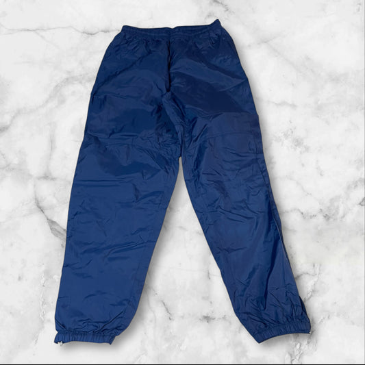 Entdecke unsere Vintage Track Pants von Nike und anderen Marken, erhältlich bei Valuxery.de - Dein Shop für trendige Vintage - Kleidung. Unsere Track Pants sind aus hochwertigen Materialien und