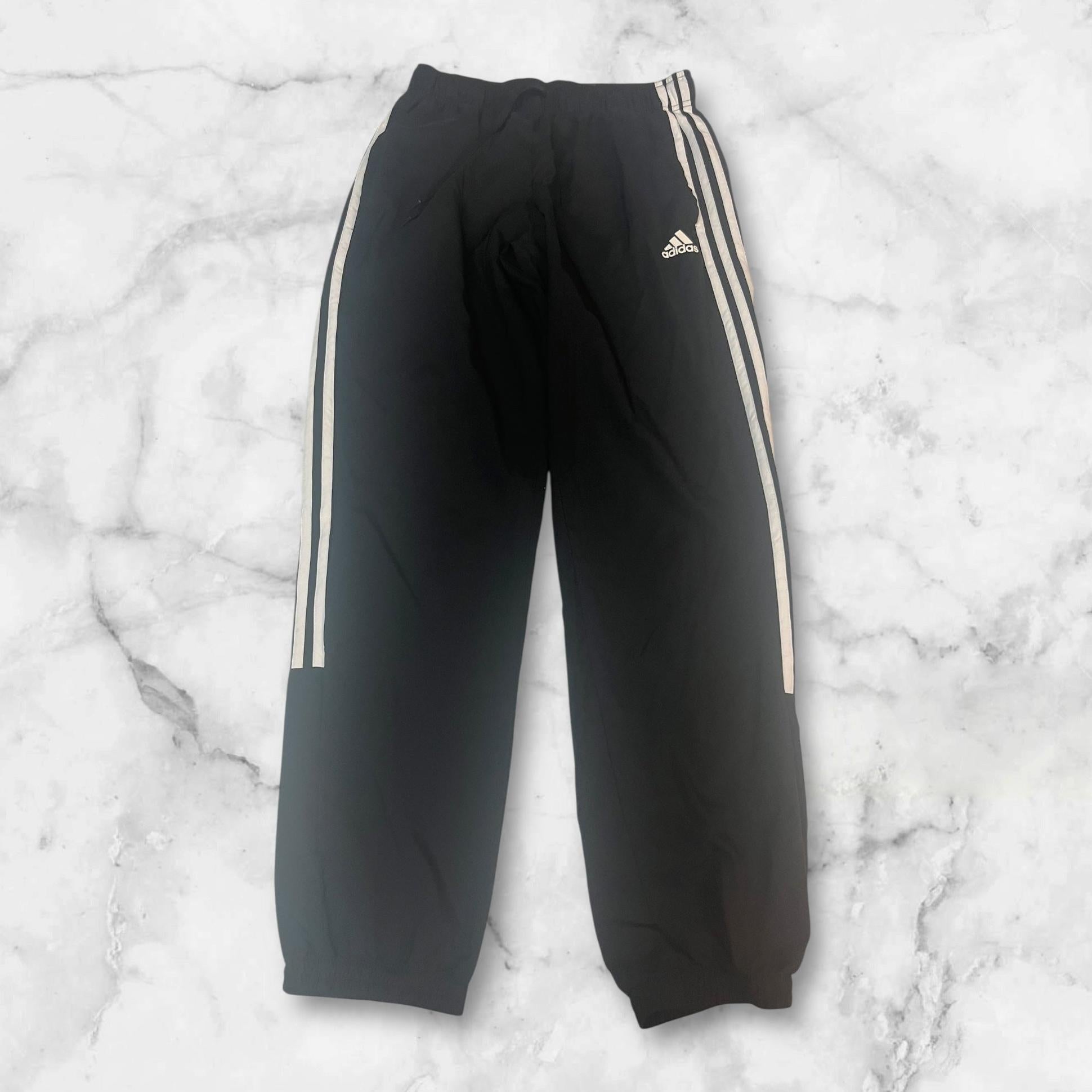 Entdecke unsere Vintage Track Pants von Nike und anderen Marken, erhältlich bei Valuxery.de - Dein Shop für trendige Vintage - Kleidung. Unsere Track Pants sind aus hochwertigen Materialien und
