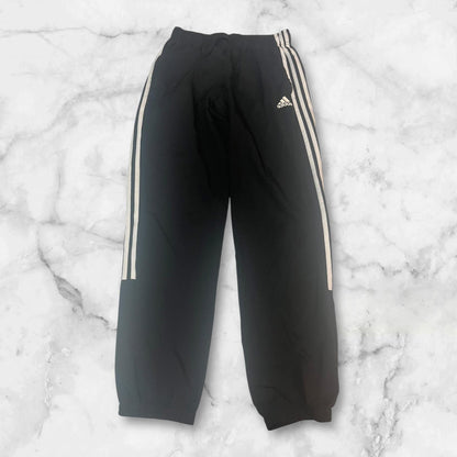 Entdecke unsere Vintage Track Pants von Nike und anderen Marken, erhältlich bei Valuxery.de - Dein Shop für trendige Vintage - Kleidung. Unsere Track Pants sind aus hochwertigen Materialien und