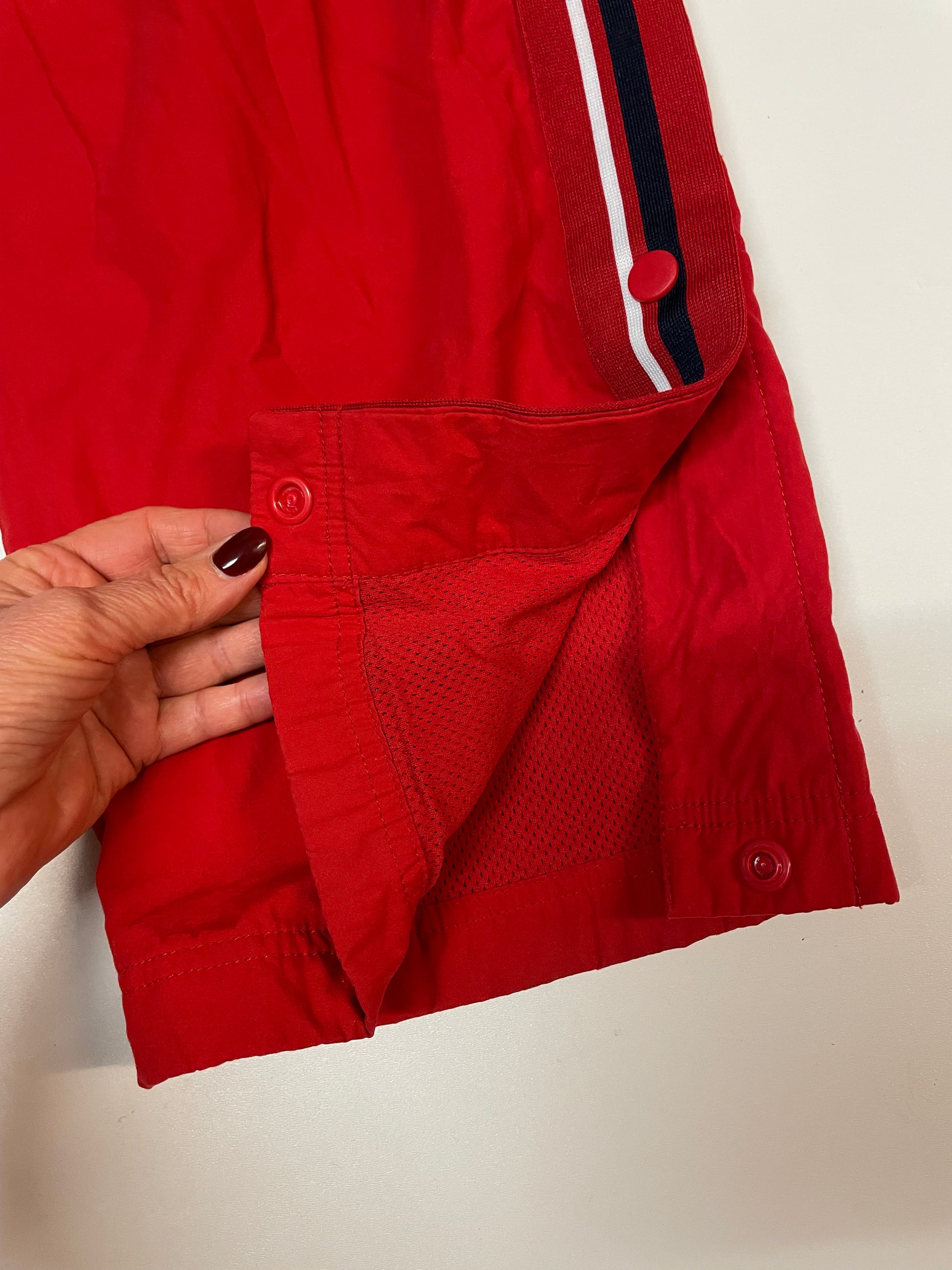 Entdecke unsere Vintage Track Pants von Nike und anderen Marken, erhältlich bei Valuxery.de - Dein Shop für trendige Vintage - Kleidung. Unsere Track Pants sind aus hochwertigen Materialien und