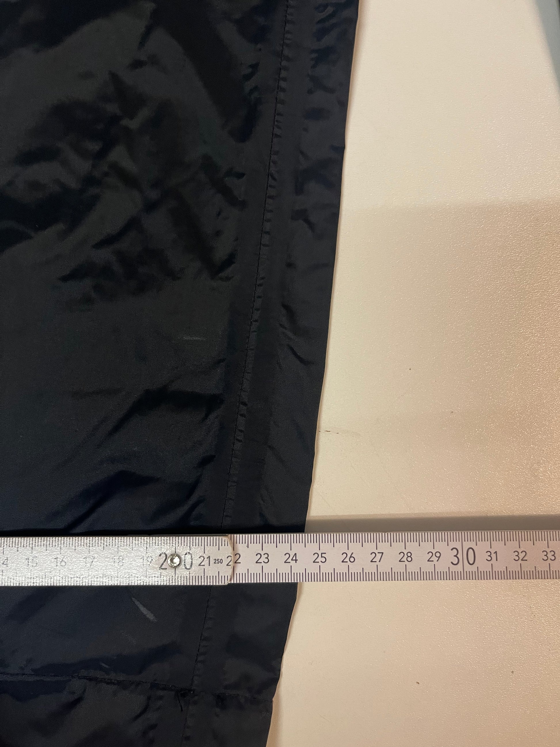 Entdecke unsere Vintage Track Pants von Nike und anderen Marken, erhältlich bei Valuxery.de - Dein Shop für trendige Vintage - Kleidung. Unsere Track Pants sind aus hochwertigen Materialien und
