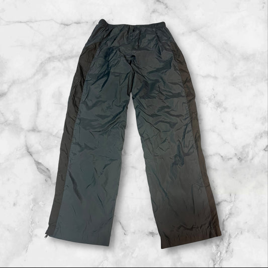 Entdecke unsere Vintage Track Pants von Nike und anderen Marken, erhältlich bei Valuxery.de - Dein Shop für trendige Vintage - Kleidung. Unsere Track Pants sind aus hochwertigen Materialien und