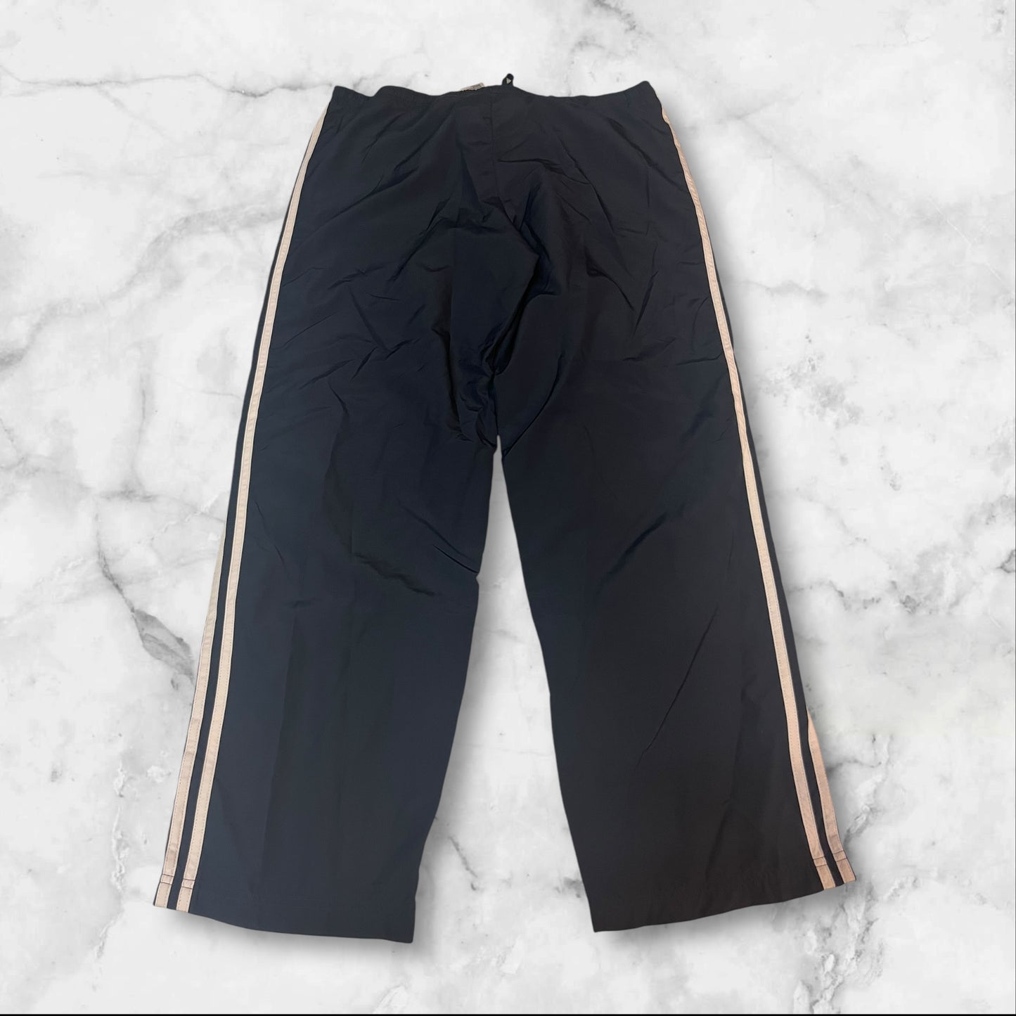 Entdecke unsere Vintage Track Pants von Nike und anderen Marken, erhältlich bei Valuxery.de - Dein Shop für trendige Vintage - Kleidung. Unsere Track Pants sind aus hochwertigen Materialien und